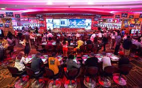 Antarmuka permainan Mega Moolah di akgtogel menampilkan lima gulungan, tampilan jackpot progresif, dan tombol putar dengan panel taruhan
