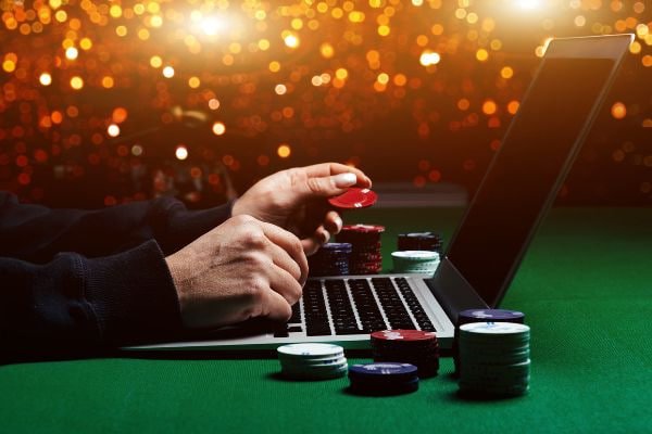 Tabel pembayaran Mega Moolah menampilkan nilai simbol, garis pembayaran, dan penjelasan fitur bonus